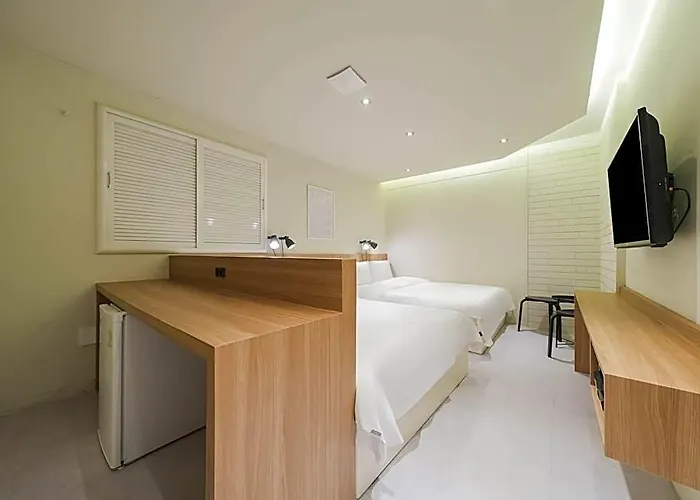 Hotel Less Station