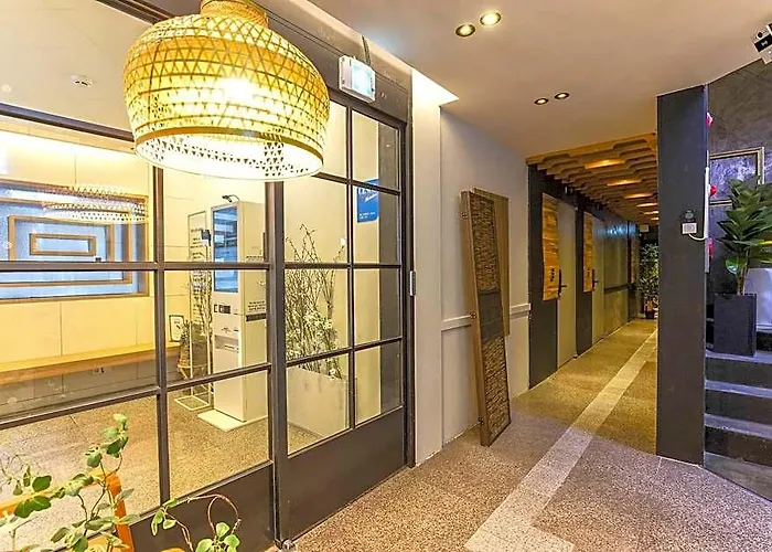 Hotel Less Station 2*
