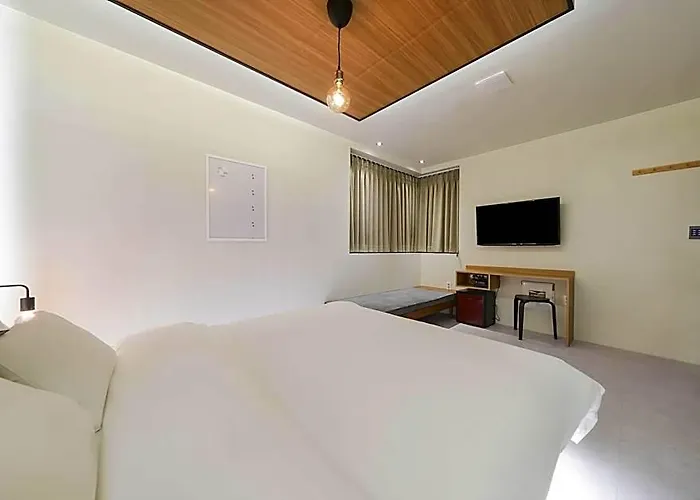 Less Station Hotel