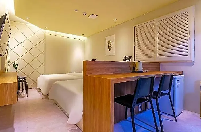 Hotel Less Station