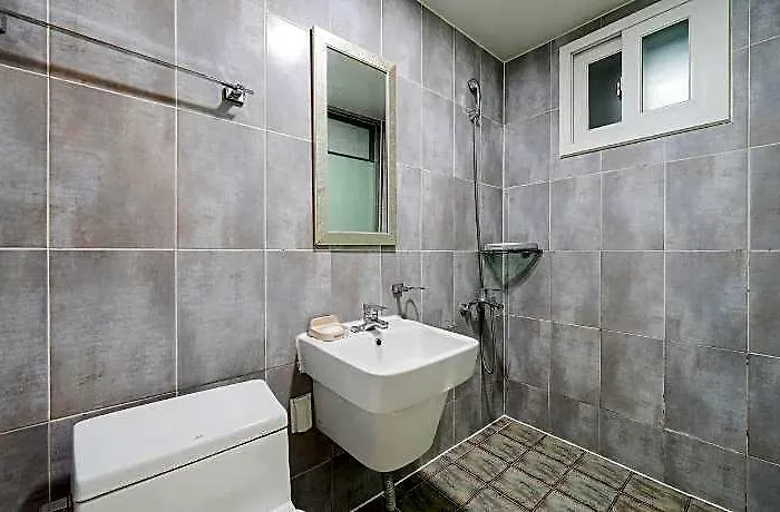 Less Station Hotel